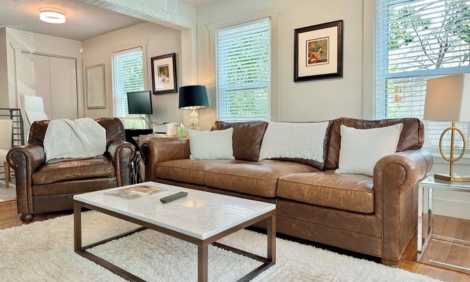 Washington Ave./ Memorial Park House | COMFY URBAN RETREAT, PET FRIENDLY, PRIVATE DRIVEWAY PARKING 30+ nt min✨🌙
