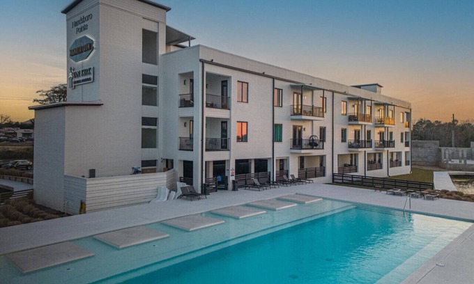 Gulfport Condo | Commander's Coastal Retreat w/private balcony