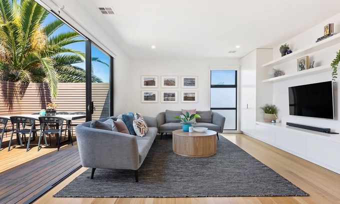 Melbourne House | Como Villa | Family Retreat Close to Beach & Shops