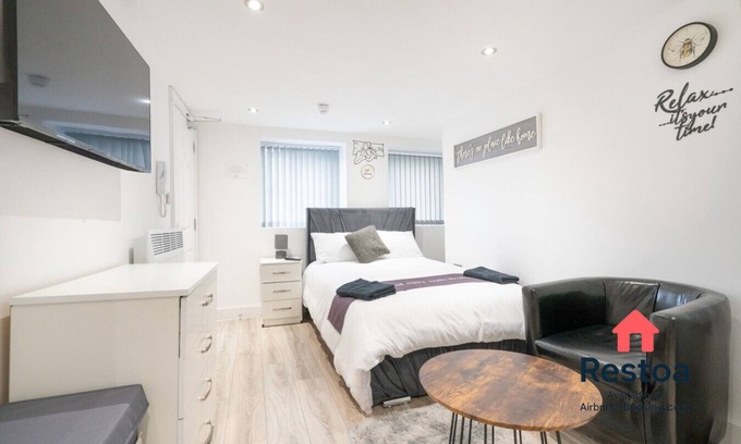Sheffield Apartment | Compact and modern studio with parking near Kelham Island