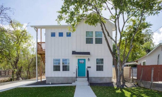 Denver Heights House | Complete duplex 12 guest 2 units