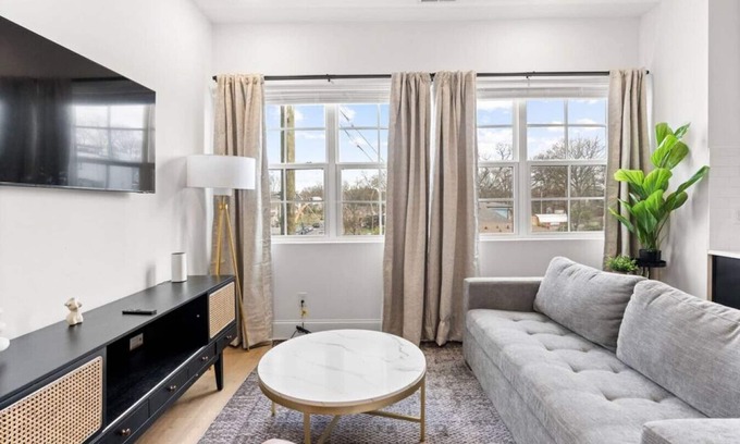 Cleveland Park Condo | Condo Near Downtown Broadway & Stadium - Free Parking