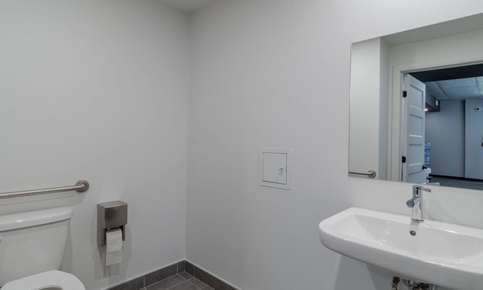 Saint-Roch Apartment | CONDO Vieux-Québec - 2CH, Modern, Rooftop Pool & More!