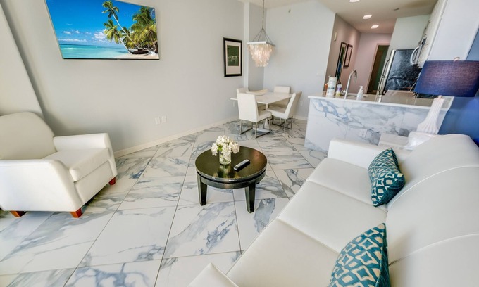Downtown Myrtle Beach Condo | Condo w/oceanfront balcony & pool