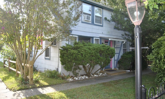 Cape May Cottage | Congress Street Cottage - Easy walk to beaches, restaurants, and shopping!