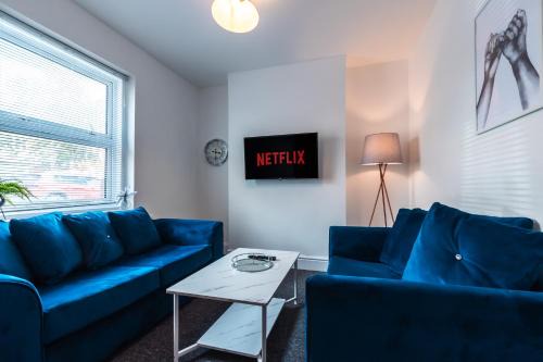 Southampton House | Construction Friendly 4 Bedrooms-Sleeps 8-Long Term Disc-Driveway