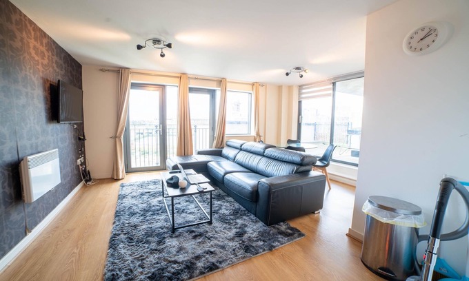 Stratford and New Town Apartment | Contemporary 2bd flat with waterside balcony view