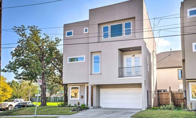 Riverside Terrace House | Contemporary 3 Bedroom Home - Minutes from Texas Medical Center