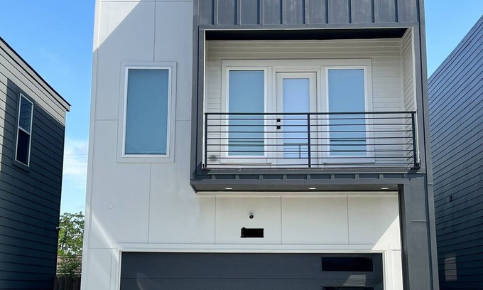 Northside House | Contemporary 3 BR 2.5 BA Townhouse Near Downtown(5 mins)+Medical Center(15 mins)