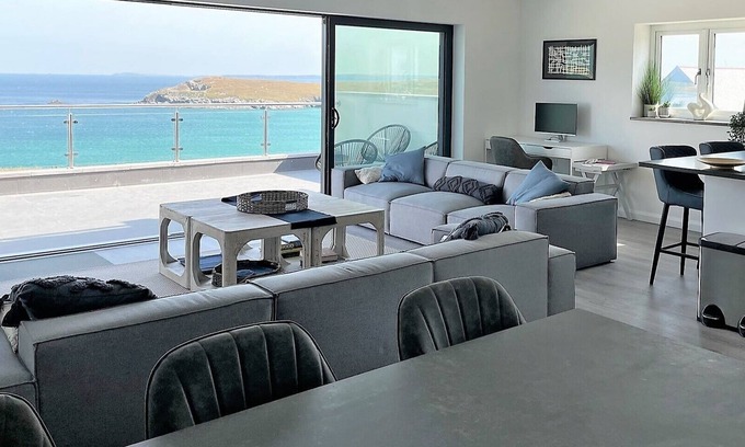 Newquay Apartment | Contemporary apartment with stunning sea view - 10 min from the beach