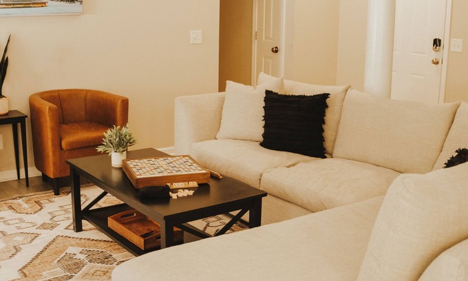 Savannah House | Contemporary Charm in Savannah, 16 minutes to Downtown Historic District!
