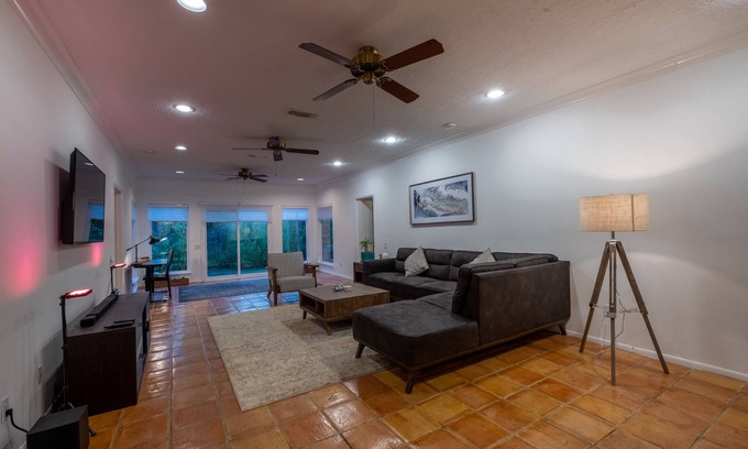 George Bush Park/Eldridge House | Contemporary family gateaway 3 BR with backyard