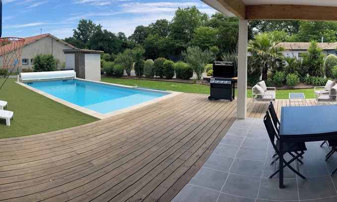 Orist House | Contemporary family home with swimming pool