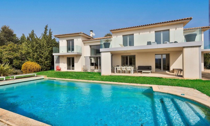 Cavalaire-sur-Mer Villa | Contemporary villa with panoramic sea view