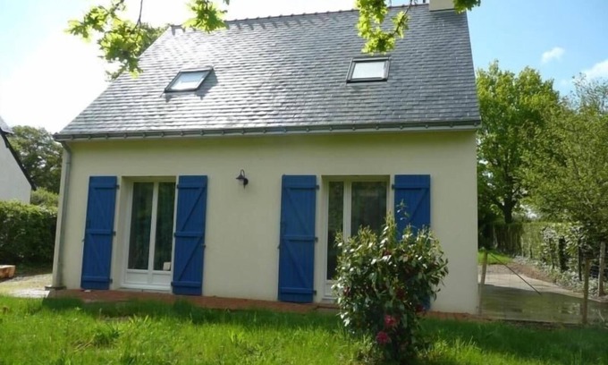 Asserac Cottage | "Contemporary Home with Garden, Near Sea & Shops, Equipped for Families"