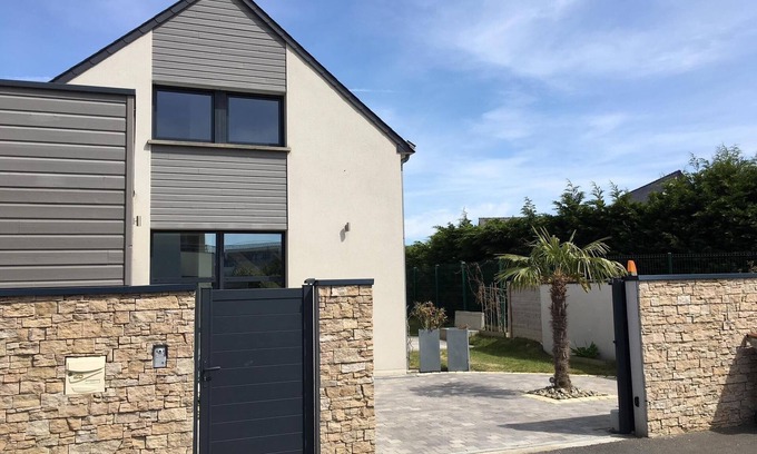 Rotheneuf-Le Pont House | Contemporary house by the sea