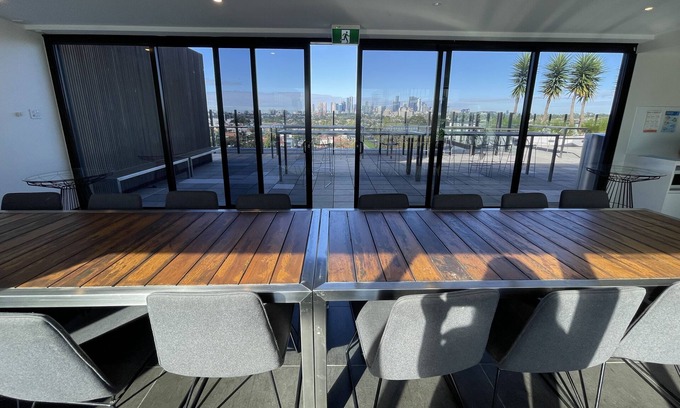 Brunswick East Apartment | Contemporary inspired luxury apartment w/ stunning views,rooftop cinema &hot tub