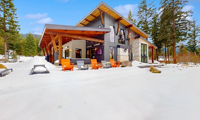 Cle Elum House | Contemporary & private mountain-view home with firepit & games - dog-friendly