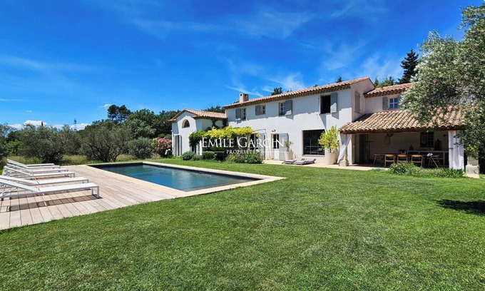 Ventabren Villa | Contemporary Provencal farmhouse for rent between Aix-en-Provence and the Luberon