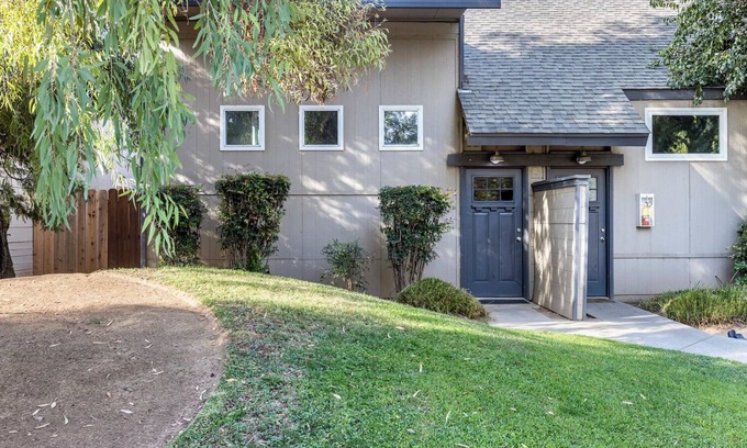 Raisin Condo | Contemporary River Park Condo 3 Bed/2 bath Garage