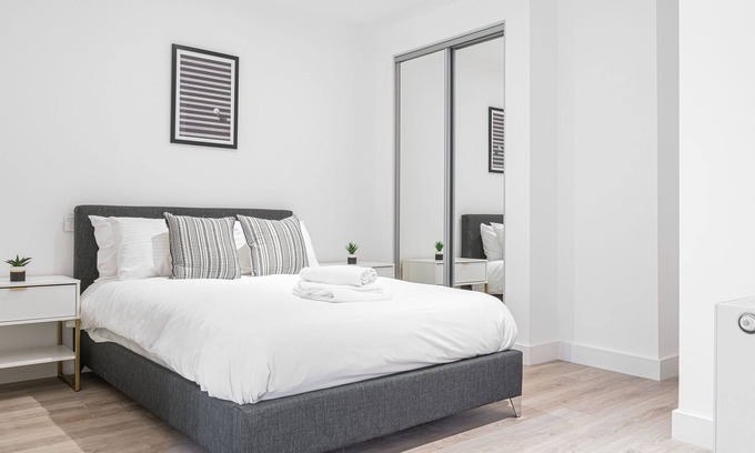 Barnt Green Apartment | Contemporary Studio near NEC & Airport, Free Parking