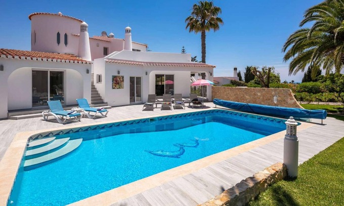 Areias Dos Moinhos Villa | Contemporary villa in a charming beach resort.