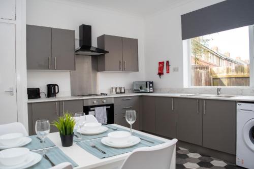 Blyth House | Contractor and Relocation Haven Sleeps 10 with Parking and Superfast WiFi
