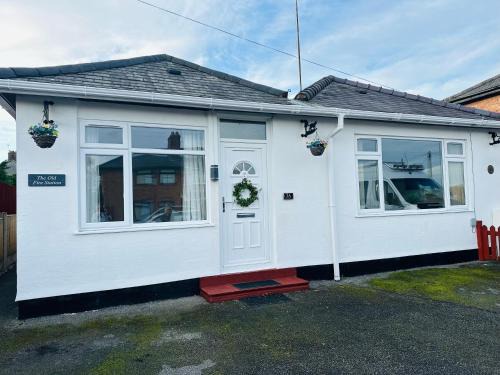 Mancot Apartment | Contractor Haven - 2BR Home, Sleeps 4, Long Stay Deals