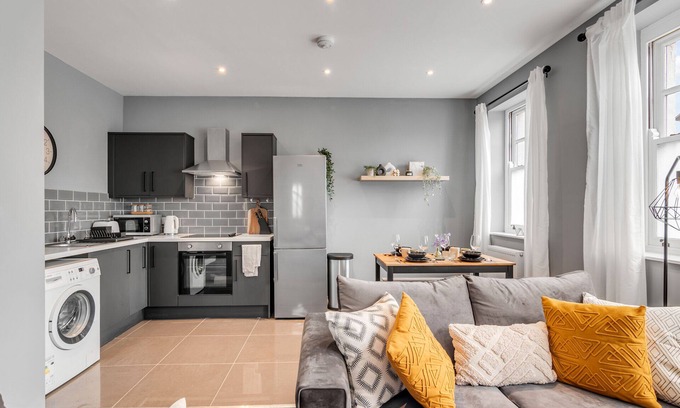 Norwich Apartment | Contractor | Leisure | New 2 Bed Apartment | Sleeps 5 | Free Off Road Parking