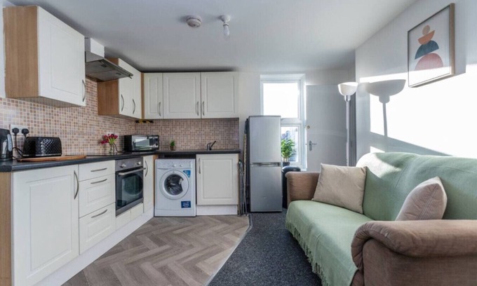 Bristol Apartment | Contractor*Long Stays Discounts*Parking