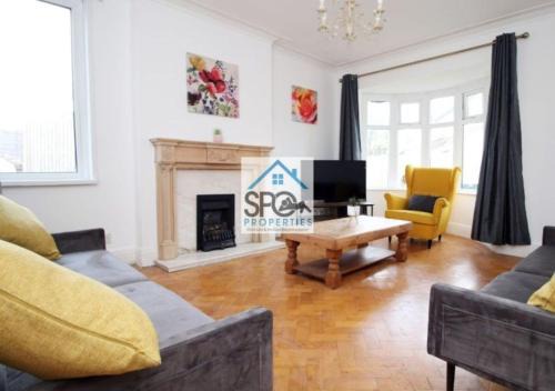 Heath House | Contractors-Business-Private Parking-Free WiFi-Near M4