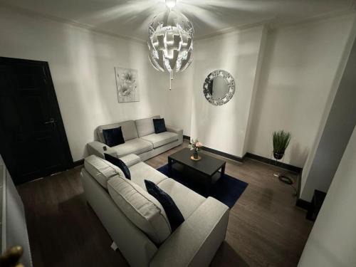 Harehills House | Contractors, Groups 4xBedRooms 5xDouble Beds, Close to City free parking sleeps x 10 WiFi ,Netflix,LGI Check Reviwz