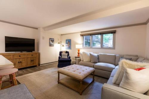 Vail House | Convenience and Style, Two Q Beds