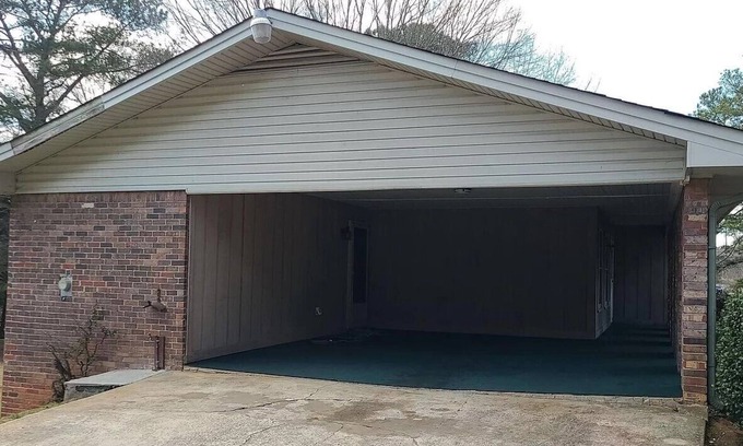 Jonesboro House | Convenient and Charming 3-bedroom house with basement in Atlanta’s Suburbs