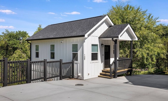 Kenilworth House | Convenient Downtown 1-Bed Home, Extended Stays & Pet-Friendly