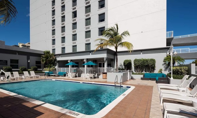 Downtown Fort Lauderdale Hotel | Convenient Getaway with Pool Access, Free Breakfast, and Pets are Welcome