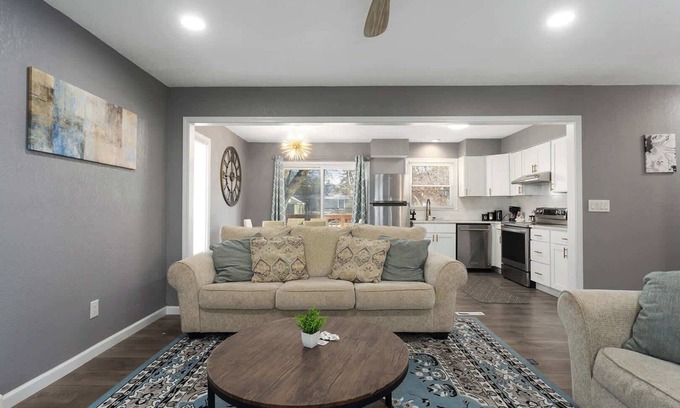 Overland Park House | Convenient Location+4 BR w/King Beds|Parking +WiFi
