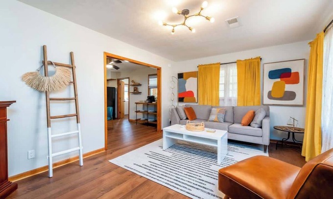 Parsons House | Convenient Mid Century Sleeps 6 in Parsons, TN