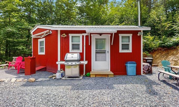 Waitsfield Cabin | Convenient tiny house w/trail access, firepit, gas grill, wifi, window a/c, w/d