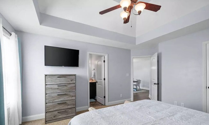 Clarksville House | Conveniently located Cul-de-sac Home for 7