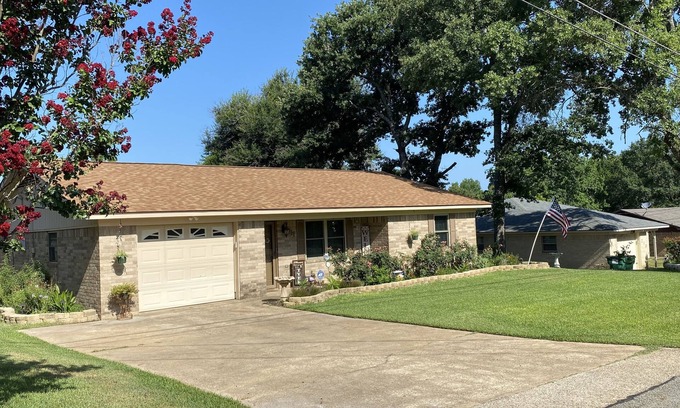 Palestine House | Conveniently located 3 bedroom, 2 bathroom home, 5 minutes from downtown.