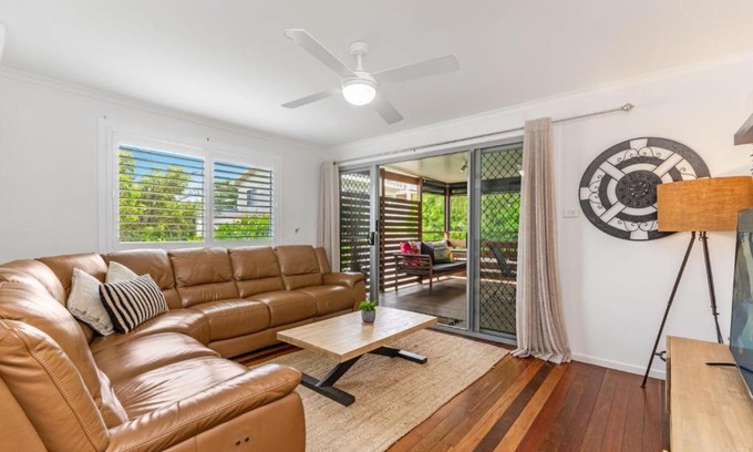 Yamba House | Convent Cottage - Pet friendly home in the centre of town
