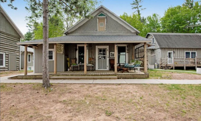 Eagle River Cabin | COOL 5br 2ba cabin on Catfish Lake Eagle River Chain, covered porch, Beach