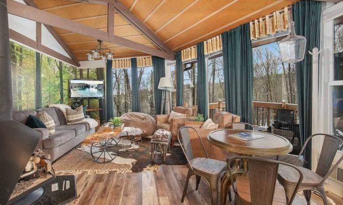 Beech Mountain Villa | Cool Tree House with Hot tub & FREE EV charging