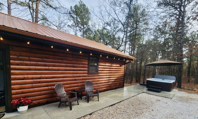 Broken Bow Cabin | Coppermoon Cabin: A Naturalist Retreat, Coppermoon Cabin with Hot Tub in Hochatown