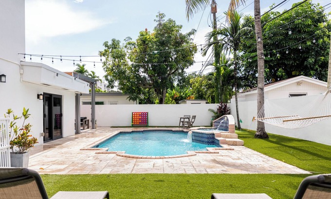 Ludlam Villa | Coral Gables ~ Pool ~ Pergola ~ Game Room ~ 1 mile to Miracle Mile