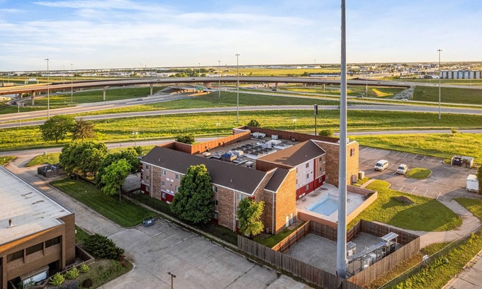 Wichita Hotel | Coratel Plus Suites Wichita West Airport