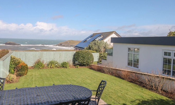 Newquay Cottage | CORMORANT, pet friendly, country holiday cottage in Crantock
