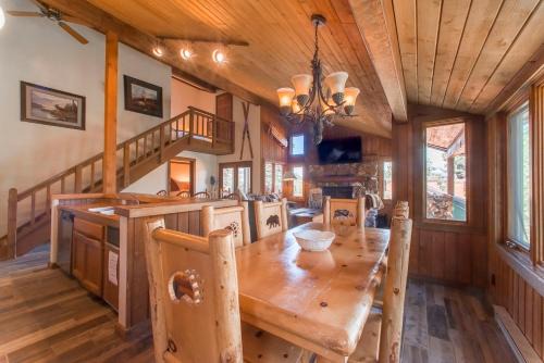 Mammoth Lakes Apartment | Corner 3BD with Loft! Walk to Canyon and The Village!