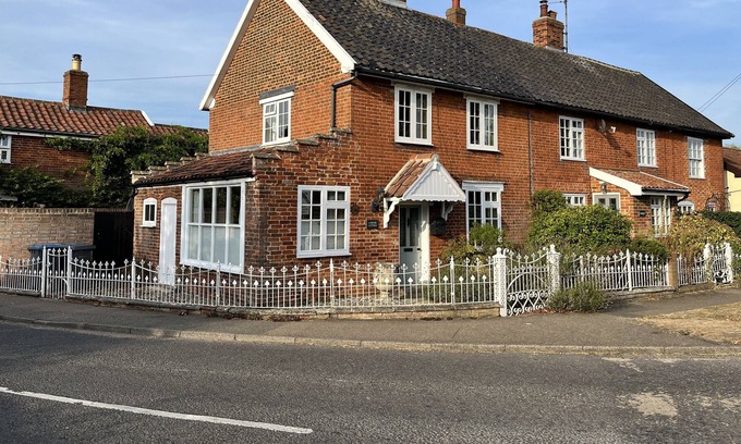 Woodbridge Cottage | CORNER COTTAGE, DENNINGTON, pet friendly in Framlingham